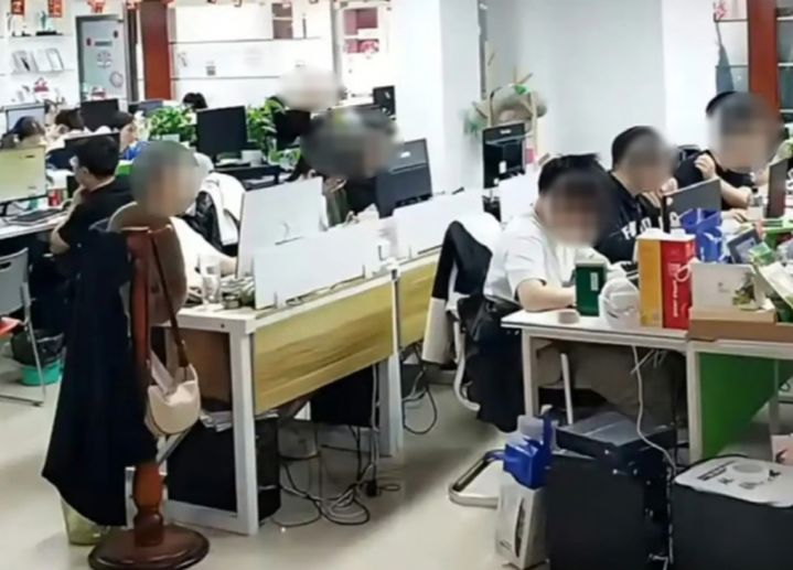 [서울=뉴시스] 중국의 한 간식 업체가 소비자의 신뢰도 향상을 이유로 직원들의 주말 근무를 생중계해 논란이 일었다. (사진=바이두 캡처) 2025.05.02. *재판매 및 DB 금지