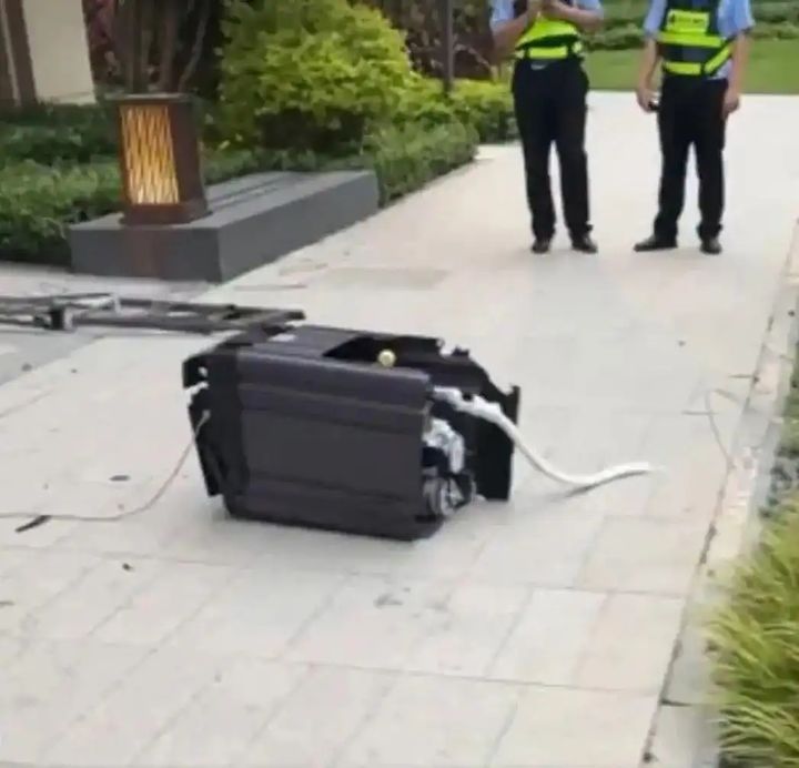 [서울=뉴시스] 바닥에 떨어진 세탁기. (사진=바이두) *재판매 및 DB 금지