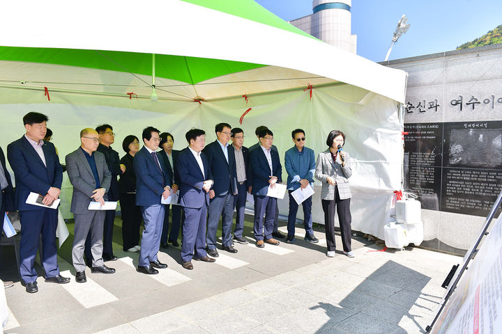 [여수=뉴시스] 2일 이순신광장에서 여수시 현장 간부회의가 열리고 있다. (사진=여수시 제공) 2025.05.02. photo@newsis.com *재판매 및 DB 금지