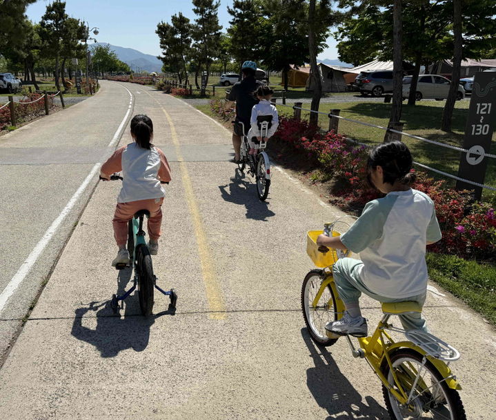 [밀양=뉴시스] 아리랑오토캠핑장 이용객들이 자전거를 타며 즐기고 있다. (사진=밀양시 제공) 2025.05.02. photo@newsis.com *재판매 및 DB 금지