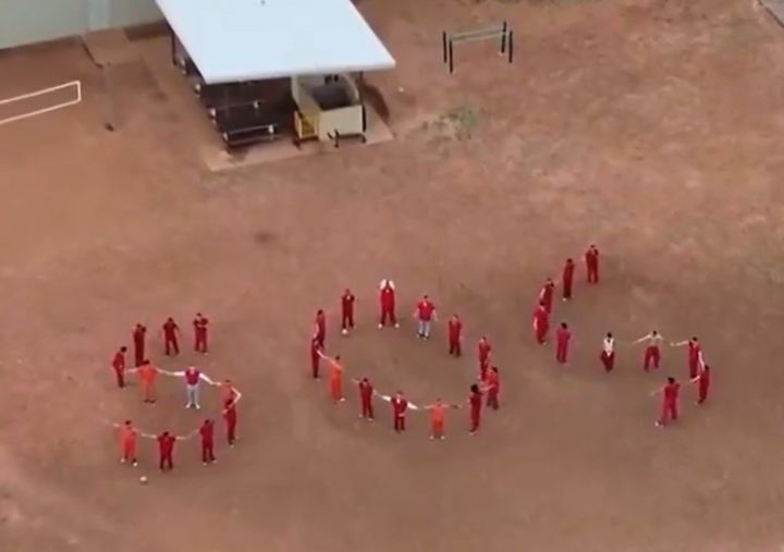 [서울=뉴시스] 베네수엘라 범죄 조직 ‘트렌 드 아라과(Tren de Aragua)’의 조직원으로 지목돼 추방된 이민자들이 텍사스 구치소에서 ‘SOS’ 신호를 보내는 영상이 공개됐다. 미 연방대법원이 16일(현지시각) 도널드 트럼프 정부가 이들을 신속 추방하는 것을 금지했다. (사진=@Rightanglenews 엑스 캡처) 2025.05.17 *재판매 및 DB 금지