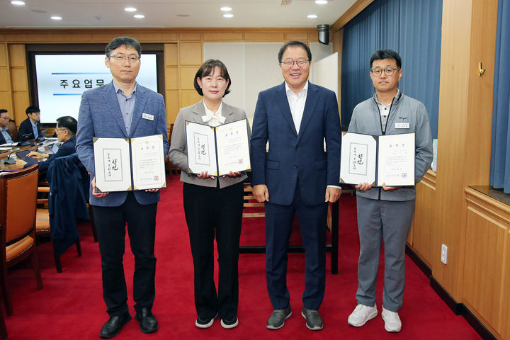 [창원=뉴시스] 강경국 기자 = 장금용 경남 창원시장 권한대행이 이달의 우수공무원 표창 수상자들과 기념촬영을 하고 있다. (왼쪽부터) 곽영주 푸른도시사업소 산림휴양과 산림보호팀장, 차미선 도시정책국 산업단지계획과 일반산업단지팀장, 장 대행, 박준영 진해구 웅동1동 총무팀장. (사진=창원시청 제공). 2025.05.02. photo@newsis.com *재판매 및 DB 금지
