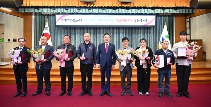 [울산=뉴시스] 박수지 기자 = 현대차 권정일(오른쪽 첫번째)씨가 2일 북구청 대회의실에서 열린 5월 정례조회에서 표창패를 전달한 후 기념촬영을 하고 있다. (사진=북구 제공) 2025.05.02. photo@newsis.com *재판매 및 DB 금지