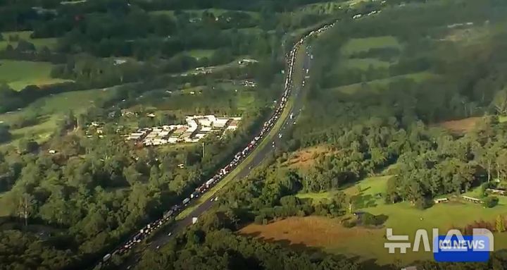 [서울=뉴시스]호주 시드니로 향하는 M1 고속도로에 쏟아진 금속 파편으로 인해 차량 수백 대의 타이어에 펑크가 나 교통이 마비됐다. (사진=ABC 뉴스)