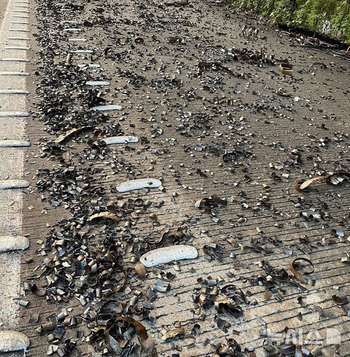 [서울=뉴시스]호주 시드니로 향하는 M1 고속도로에 쏟아진 금속 파편으로 인해 차량 수백 대의 타이어에 펑크가 나 교통이 마비됐다. (사진=ABC 뉴스) 