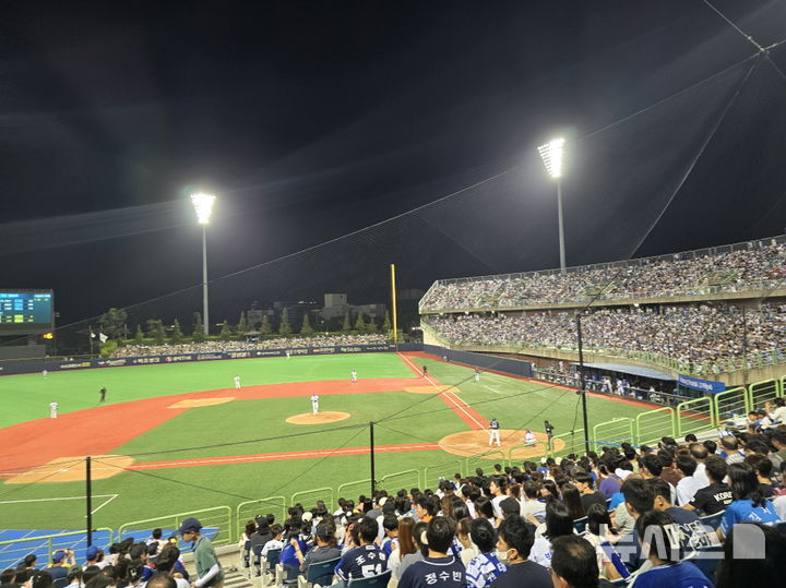 [포항=뉴시스] 송종욱 기자 = 오는 13~15일 사흘간 포항야구장에서 프로야구 삼성라이온즈와 KT위즈의 3연전이 열린다. 사진은 지난해 포항야구장에서 열린 '2025 KB0리그 프로야구 삼성라이온즈와 두산베어스의 경기 모습. (사진=포항시 제공) 2025.05.02. photo@newsis.com