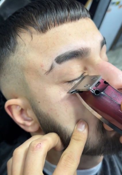 [서울=뉴시스] 최근 SNS에서 남성성을 강조하기 위해 속눈썹을 자르는 영상이 유행이다. (사진=틱톡 갈무리) 2025.05.02 *재판매 및 DB 금지