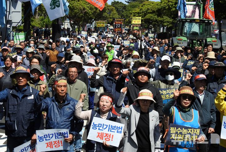 [제주=뉴시스] 오영재 기자 = 제주농업인단체협의회 등이 2일 오후 제주도청 앞에서 필수농자재 지원조례 및 농민기본법 제정 촉구 제주농민대회를 열고 있다. 2025.05.02. oyj4343@newsis.com 