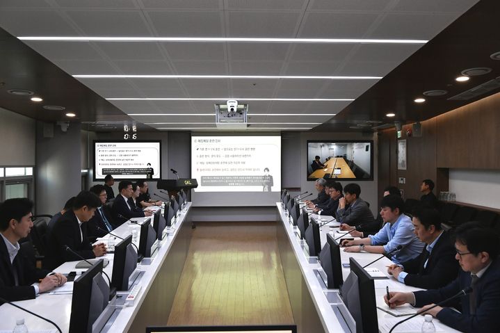 [부산=뉴시스] 그랜드코리아레저(GKL)는 2일 GKL 본사 회의실에서 윤두현 사장을 비롯해 본사와 3개 영업점의 실·점장 및 주요 부서 팀장 등이 참석한 가운데 '2025년 정보보안 전략회의'를 개최했다고 밝혔다. (사진=GKL 제공) 2025.05.02. photo@newsis.com *재판매 및 DB 금지