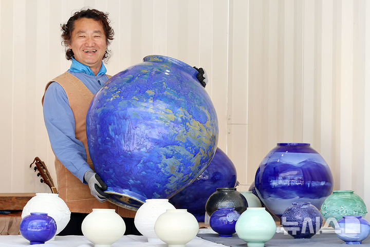 [여주=뉴시스]여주도자기축제에 참가한 도자명인(사진=여주세종문화관광재단 제공)2025.05.02.photo@newsis.com