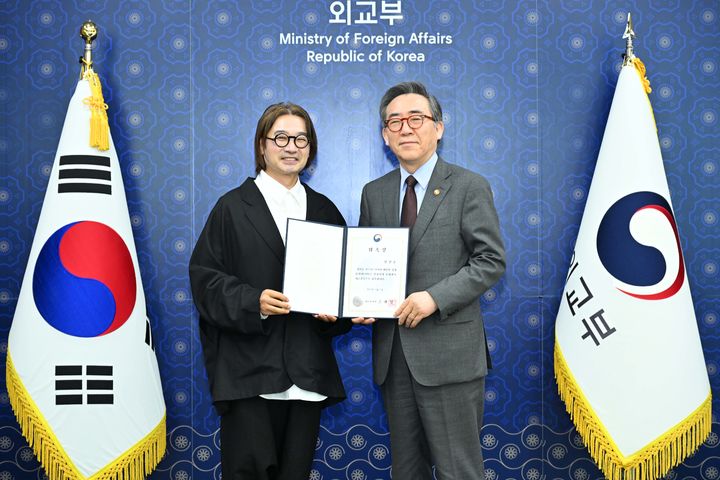 [서울=뉴시스] 외교부는 올해 경주에서 열리는 아시아태평양경제협력체(APEC) 정상회의의 문화행사를 성공적으로 이끌기 위해 양정웅 공연 연출가를 예술감독으로 위촉했다. (사진=외교부 제공) 2025.05.02 *재판매 및 DB 금지