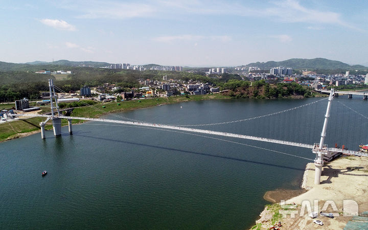 [여주=뉴시스]1일 개통한 여주남한강출렁다리를 걷고 있는 관광객들(사진=여주세종문화관광재단 제공)2025.05.02.photo@newsis.com