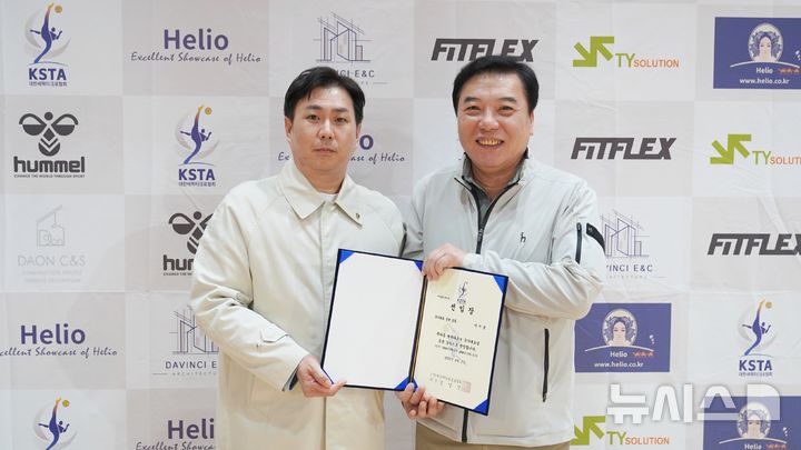 [서울=뉴시스]세팍타크로 국가대표 총괄 감독으로 이기훈 감독(오른쪽) 선임. (사진=대한세팍타크로협회 제공)