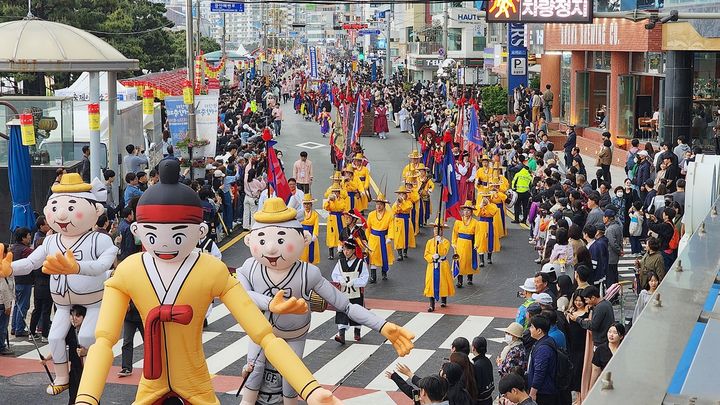 [부산=뉴시스] 광안리어방축제 경상좌수사 행렬 (사진=부산 수영구 제공) 2025.05.04. photo@newsis.com *재판매 및 DB 금지