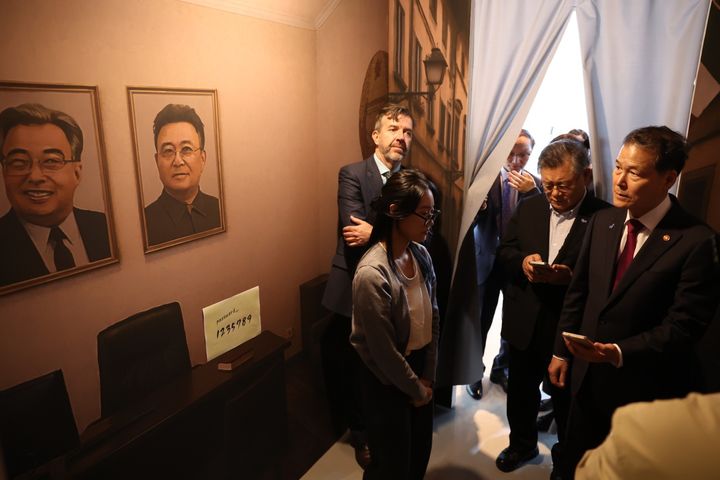 [서울=뉴시스]김영호 통일부 장관이 2일 서울 성동구 언더스탠드에비뉴에서 열린 'ZOOM IN 2.0X(줌인 이점영)' 전시 개회식에 참석한 모습. (사진=통일부 제공) 2025.05.02. *재판매 및 DB 금지