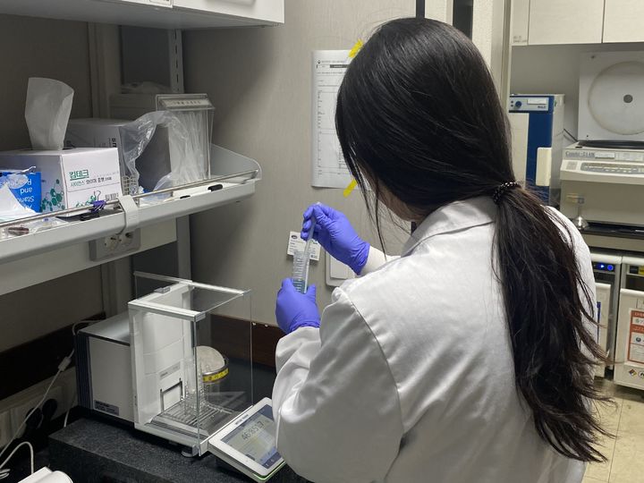 충북보건환경연구원의 구강용품 안전성 검사 모습. (사진=충북보건환경연구원 제공) *재판매 및 DB 금지