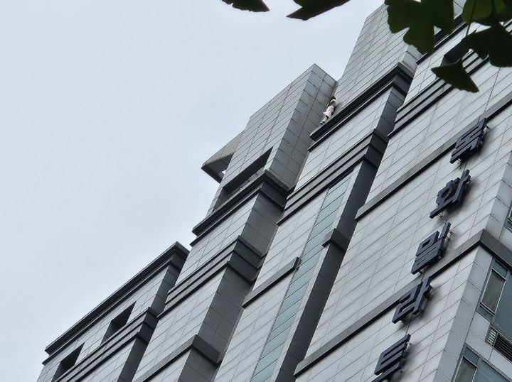 2일 오후 1시35분께 서울 강남구 역삼동의 19층짜리 주상복합 건물에서 한 여성이 옥상에 올라가 투신을 시도하는 소동이 빚어졌다. (사진=온라인 커뮤니티 캡쳐) *재판매 및 DB 금지