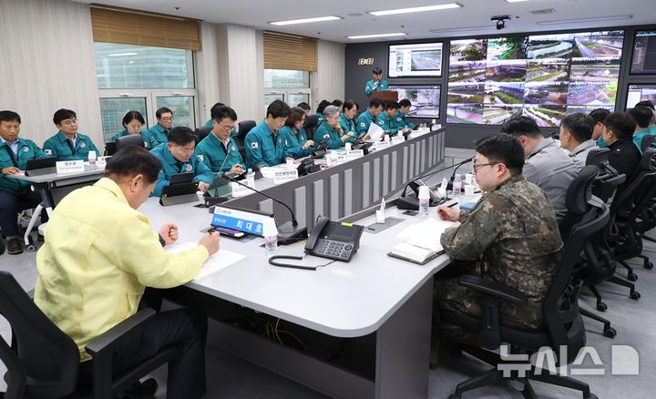 [안양=뉴시스] 안양시가 소방 등 관계 기관과 여름철 자연재난 예방대책 회의를 열고 있다. (사진=안양시 제공).2025.05.02.photo@newsis.com