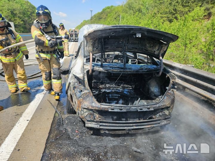 [보은=뉴시스] 불에 탄 차량 (사진= 보은소방서 제공) 2025.05.02. photo@newsis.com *재판매 및 DB 금지
