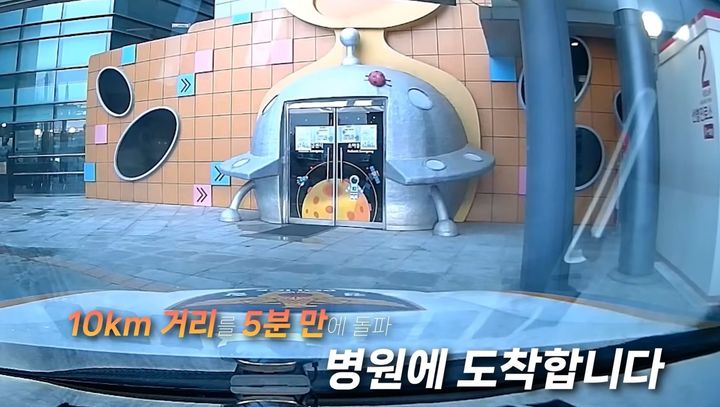 [서울=뉴시스] 도로 한가운데 쓰러진 남성을 구한 경찰.(사진=대한민국 경찰청 유튜브 갈무리) *재판매 및 DB 금지