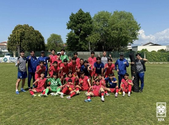 [서울=뉴시스] 경기 종료 후 기념사진 촬영에 임하는 U-15 대표팀 선수단. (사진=대한축구협회 제공) *재판매 및 DB 금지