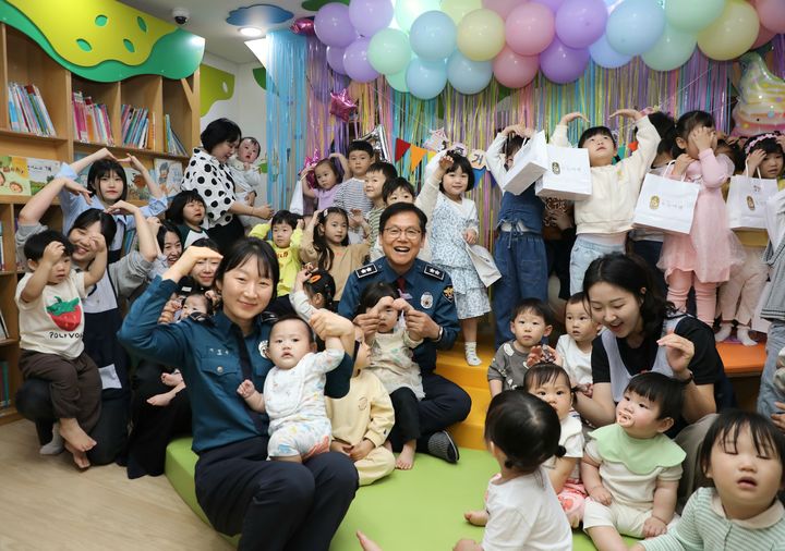 [전주=뉴시스] 2일 전북경찰청 어린이집을 방문한 김철문 전북경찰청장(가운데)이 원아들과 함께 함박웃음을 짓고 있다. (사진=전북경찰청 제공) 2025.05.02. photo@newsis.com *재판매 및 DB 금지