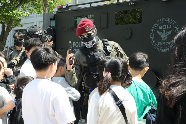 [전주=뉴시스] 2일 전북경찰청 경찰특공대원이 청사를 방문한 전북 정읍시 소성초등학교 학생들에게 다양한 체험과 함께 경찰 업무를 설명해주고 있다. (사진=전북경찰청 제공) 2025.05.02. photo@newsis.com *재판매 및 DB 금지