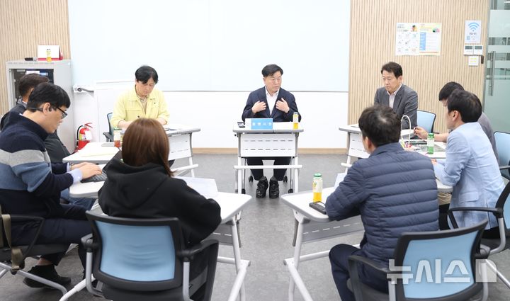 [광명=뉴시스]박승원 광명시장(사진 가운데)이 1일 광명역터미널 1층 공익활동지원센터에서 사고로 대피한 구석말 주민과 건물주, 자영업자 대표 등 6명과 간담회를 진행하고 있다.(사진=광명시 제공)2025.05.02.photo@newsis.com