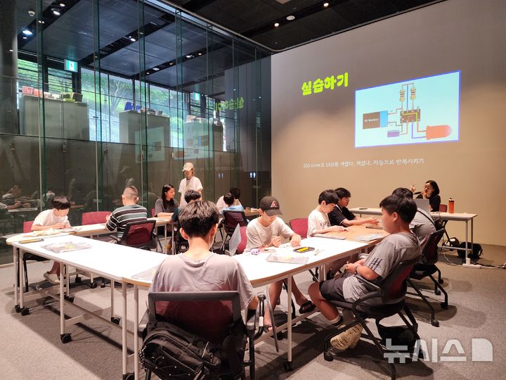 [용인=뉴시스]용인교육지원청과 백남준아트센터의 공유학교 수업(사진=용인교육지원청 제공)