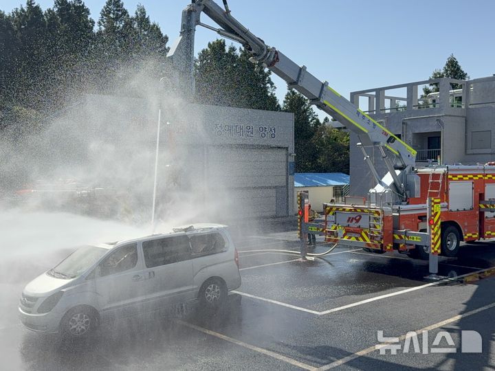 [제주=뉴시스] 제주소방안전본부가 2일 오후 제주소방교육대에서 특수소방장비 시연회를 하고 있다. 사진은 원격 조종이 가능한 무인파괴 방수차량이 차량 화재를 진압하는 모습. (사진=제주소방안전본부 제공) 2025.05.02. photo@newsis.com