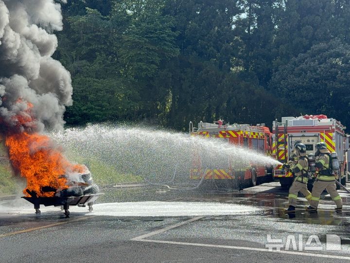 [제주=뉴시스] 제주소방안전본부가 2일 오후 제주소방교육대에서 특수소방장비 시연회를 하고 있다. 사진은 소방대원들이 압축공기포 소화장치가 장착된 카프(CAFS) 펌프차량을 통해 유류 화재를 진압하는 모습. (사진=제주소방안전본부 제공) 2025.05.02. photo@newsis.com 