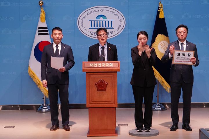 [서울=뉴시스]김용민, 박주민, 이용우 더불어민주당 의원이 2일 국회 소통관에서 한동훈 국민의힘 경선 후보 고발 기자회견을 열고 있다. (사진=박주민 의원실 제공) 2025.05.02 photo@newsis.com *재판매 및 DB 금지