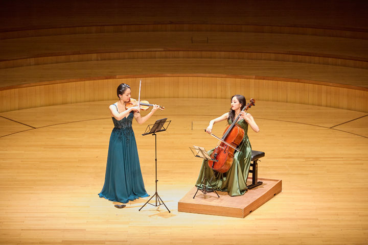 [서울=뉴시스] 지난달 30일 서울 송파구 롯데콘서트홀에서 열린 '인 하우스 아티스트'에서 듀오 무대를 선보이는 첼리스트 최하영(오른쪽)과 바이올리니스트 최송하(사진=롯데문화재단 제공) 2025.05.03. photo@newsis.com *재판매 및 DB 금지