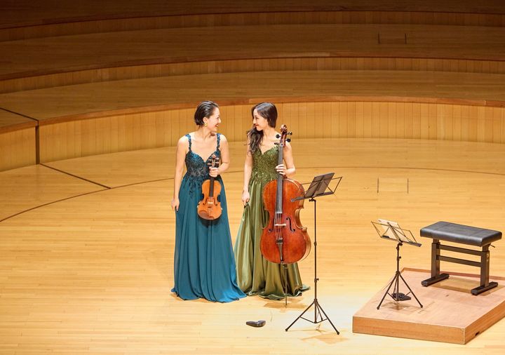 [서울=뉴시스] 지난달 30일 서울 송파구 롯데콘서트홀에서 열린 '인 하우스 아티스트' 무대에 오른 첼리스트 최하영(오른쪽)과 바이올리니스트 최송하(사진=롯데문화재단 제공) 2025.05.03. photo@newsis.com *재판매 및 DB 금지