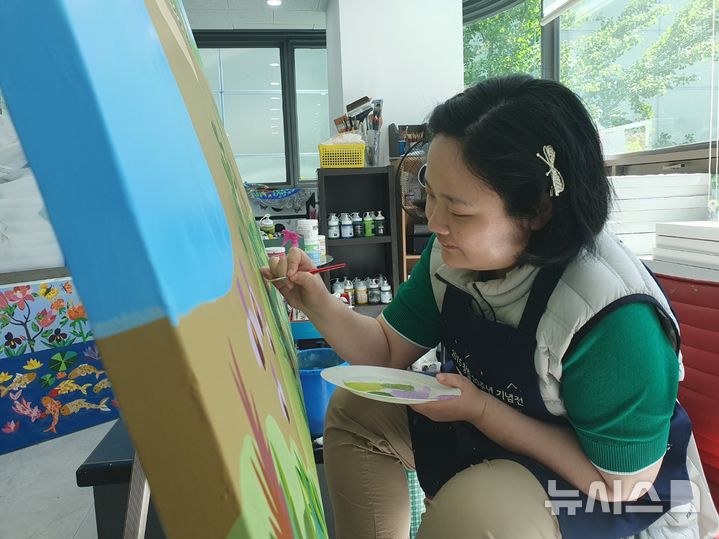 [서울=뉴시스] 구무서 기자 = 발달장애인 화가 이다래 작가 2025.05.02. nowest@newsis.com 