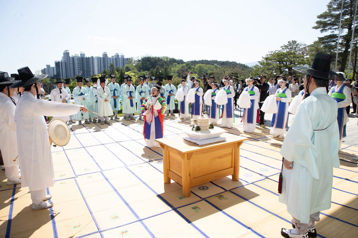 [강릉=뉴시스] 2025 강릉단오제 시작을 알리는 신주미 봉정행사가 강릉시청 앞에서 열리고 있다.(사진=강릉시 제공) photo@newsis.com *재판매 및 DB 금지