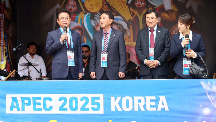 [안동=뉴시스] 지난해 11월 페루 현지에서 이철우 지사(왼쪽)와 김석기 국회의원(가운데), 주낙영 경주시장이 경주에서 열릴 2025 APEC 정상회의를 홍보하고 있다. (사진=경북도 제공) 2025.05.02 photo@newsis.com *재판매 및 DB 금지