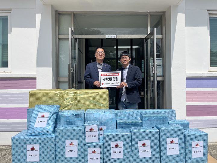 [강릉=뉴시스] 2일 강릉우체국 행복나눔봉사단이 강릉보육원에서 행복배달 소원우체통 행사한 후 기념사진을 찍고 있다.(사진=강릉우체국 제공)photo@newsis.com *재판매 및 DB 금지