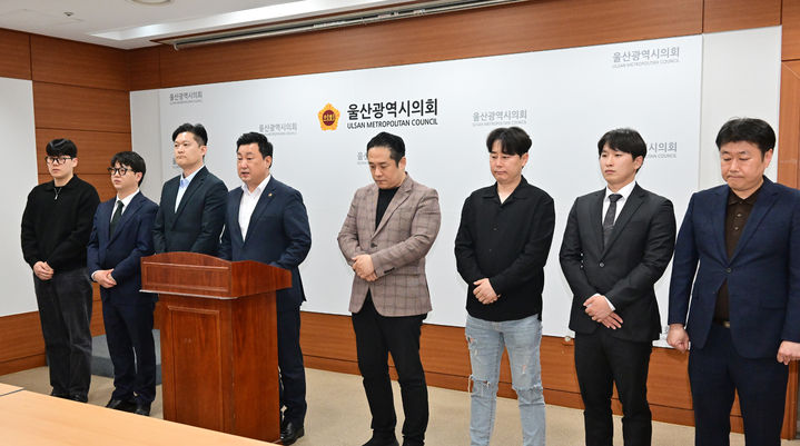 [울산=뉴시스] 박수지 기자 = 국민의힘 안대룡 울산시의원과 남구갑 당원협의회 당직자들이 2일 시의회 프레스센터에서 기자회견을 열고 김상욱 의원에게 탈당을 요구하고 있다. (사진=시의회 제공) 2025.05.02. photo@newsis.com&nbsp; *재판매 및 DB 금지