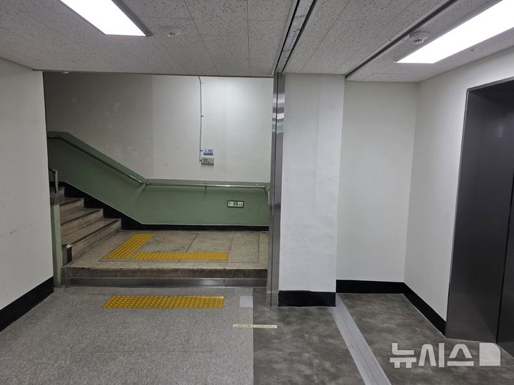 [서울=뉴시스] 조기용 수습기자=승강기로 타고 올라간 공과대학 건물에서 이어진 다른 동으로 갈 때 건물 간 층고 차이로 계단을 마주했다. 계단 앞에 '장애인 도움벨'이 있었지만 난간을 거쳐야했다. 2025.05.01. excuseme@newsis.com *재판매 및 DB 금지