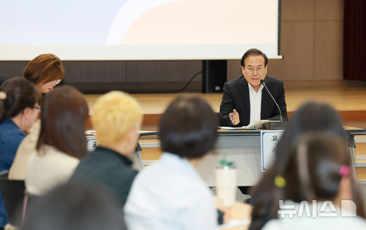 [전주=뉴시스]윤난슬 기자 = 전북교육청은 2일 도교육청 2층 강당에서 도내 1형 당뇨 및 희귀 난치질환 학부모 및 보건교사 50여 명과 '난치병 학생의 건강한 학교생활을 위한 교육감 간담회'를 진행했다고 밝혔다.2025.05.02.(사진=전북교육청 제공)