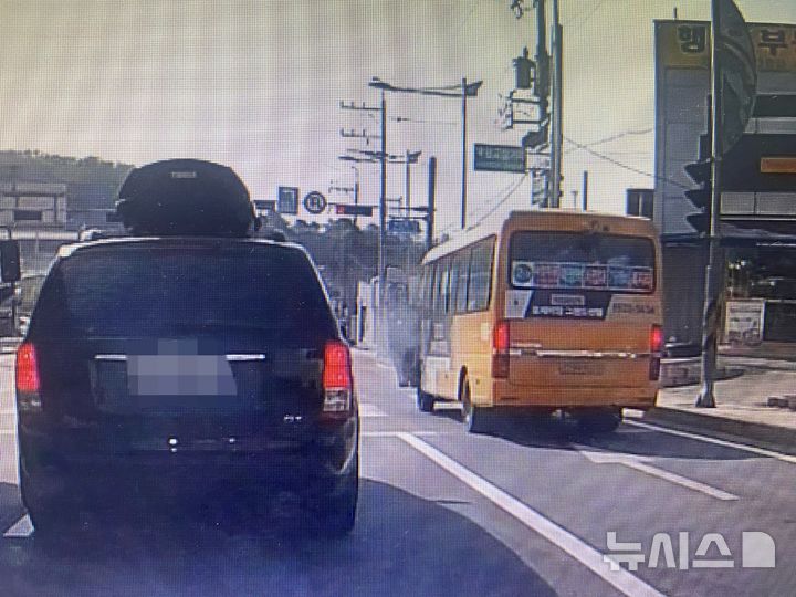 [양주=뉴시스] 바퀴에서 연기나는 마을버스. (사진=양주경찰서 제공) 2025.05.03 photo@newsis.com