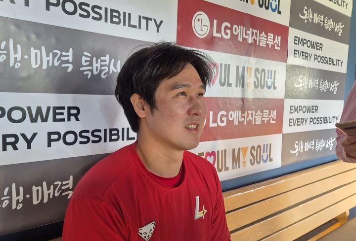 [서울=뉴시스] 문채현 기자 = 프로야구 SSG 랜더스 최정이 2일 서울 잠실구장에서 열리는 2025 신한 쏠뱅크 KBO리그 LG 트윈스와의 경기를 앞두고 취재진과 인터뷰를 하고 있다. 2025.05.02. dal@newsis.com *재판매 및 DB 금지