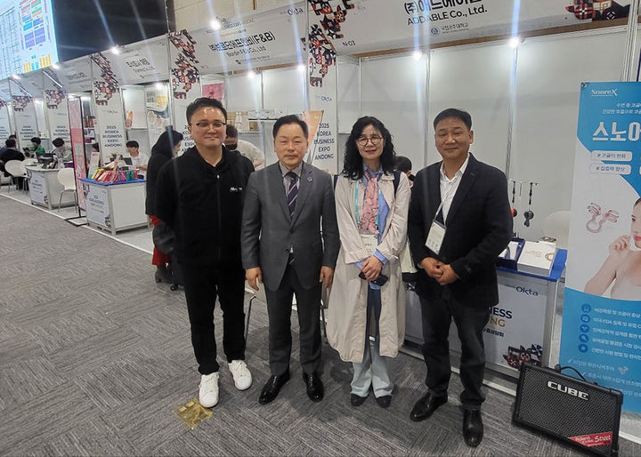 [공주=뉴시스] 임경호(왼쪽 두번째) 국립공주대 총장 등 참석자들 기념촬영. (사진=국립공주대 제공) *재판매 및 DB 금지