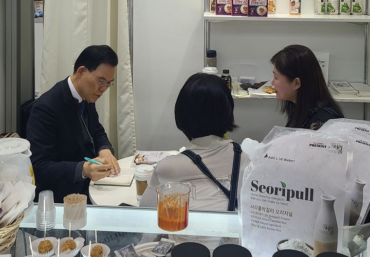 일본 오사카에서 열린 '2025 오사카 K-상품 프리이엄 소비재전'에서 충북지역 중소기업 관계자가 바이어와 상담을 하고 있다. (사진=충북도 제공) *재판매 및 DB 금지