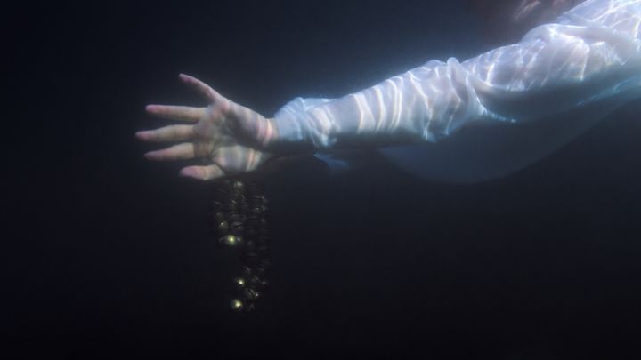 제인 진 카이젠, _잔해_, 2024. 영상 스틸 작가 제공 _ Jane Jin Kaisen, Wreckage, 2024. Video still. Courtesy of the artist *재판매 및 DB 금지