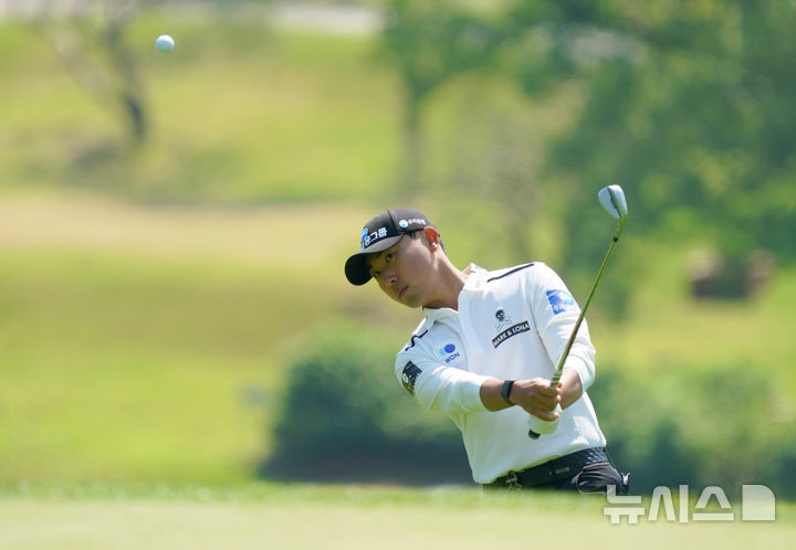 [성남=뉴시스]조우영, GS칼텍스 매경오픈 2라운드 공동 선두. (사진=KGA 제공)