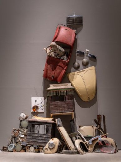 백남준, 잡동사니 벽, 1995, 자동차 부품, 가마, 피아노 키보드, TV 부품, 오디오, 스피커, 코끼리상, 불상, 트럼펫, 채색한 캔버스와 õ, 프라이팬, 깔대기, 가변 크기 *재판매 및 DB 금지