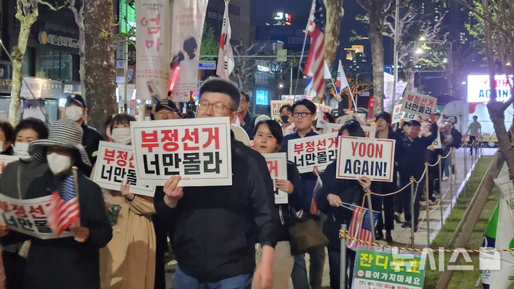 [청주=뉴시스] 보수성향 시민단체 '윤 어게인(YOON AGAIN)'은 2일 충북도청 서문에서 부정 선거를 규탄하는 집회를 열었다. (사진= 윤어게인 제공) 2025.05.02. photo@newsis.com *재판매 및 DB 금지