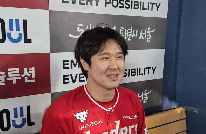 [서울=뉴시스] 문채현 기자 = 프로야구 SSG 랜더스 최정이 2일 서울 잠실구장에서 열린 2025 신한 쏠뱅크 KBO리그 LG 트윈스와의 경기에서 승리한 뒤 취재진과 인터뷰를 하고 있다. 2025.05.02. dal@newsis.com *재판매 및 DB 금지